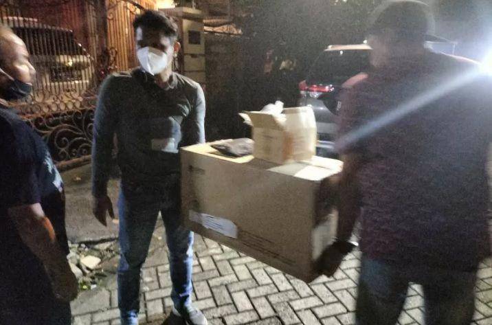 Polisi membawa sejumlah barang bukti dari rumah pelaku penipuan berkedok utusan Presiden Joko Widodo berinisial AH di kawasan Kembangan, Jakarta Barat, Jumat (27/8/2021) (ANTARA/Walda)