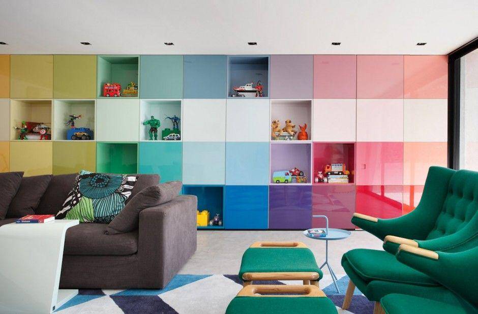 Menggunakan pintu-pintu kabinet untuk bereksperimen warna. (trendier.com)