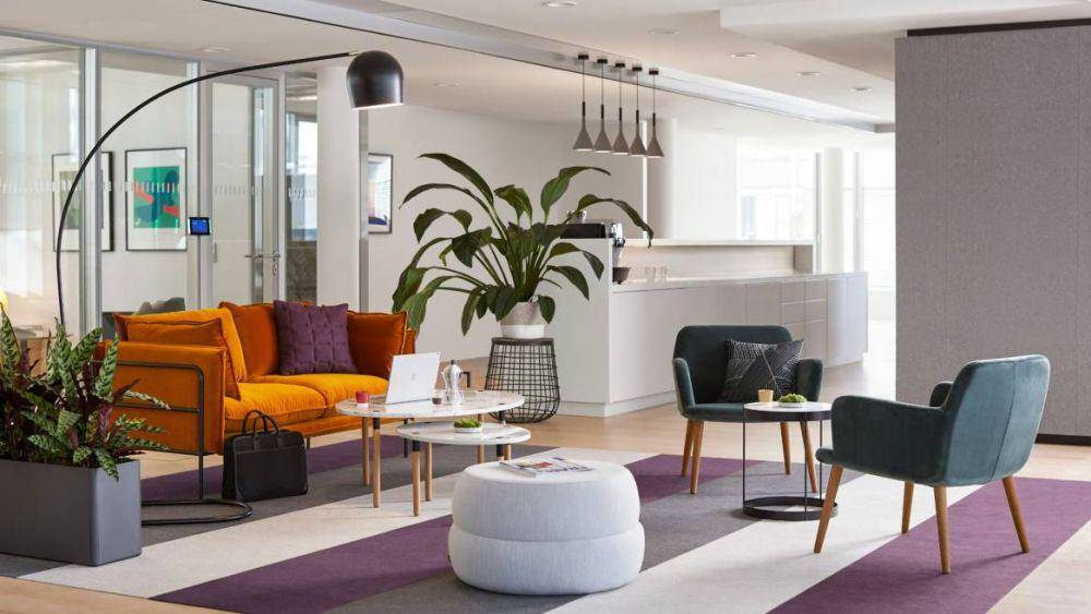 Memberikan kesan blok warna lewat pemilihan perabotan. (inspirationdesignbooks.com)