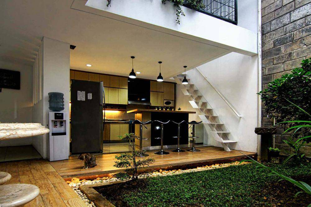 Desain dapur kekinian yang terhubung langsung dengan area outdoor di AL House, karya Mineli Architects. (arsitag.com/Mineli Architects)