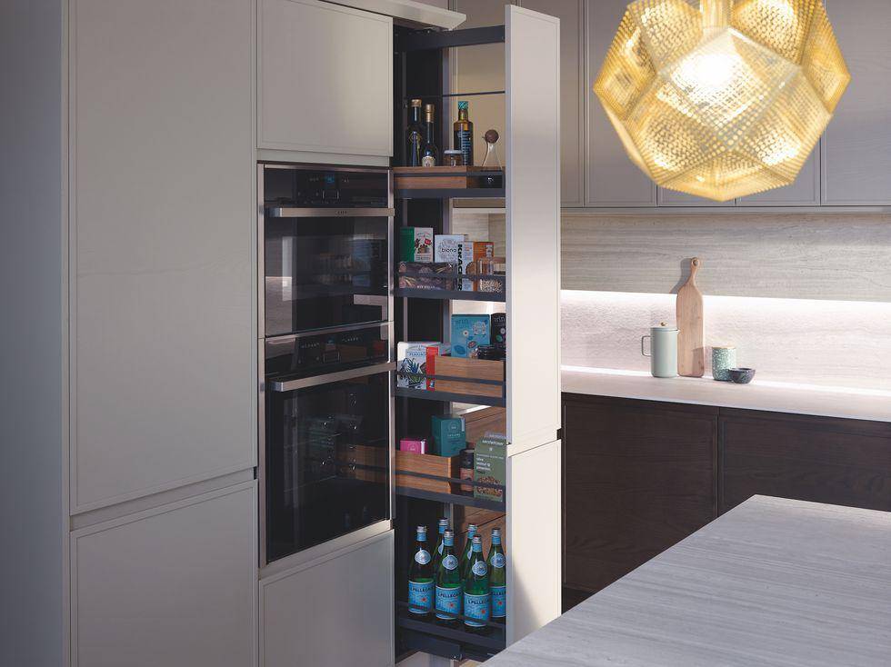 Rak geser tersembunyi sebagai bagian dari desain dapur kekinian. (housebeautiful.com)