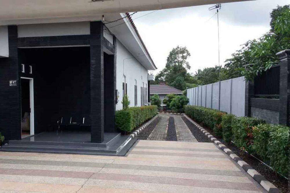 Jalan masuk mobil di Banjarmasin House, karya Adi Cipta Estetika. (arsitag.com/Adi Cipta Estetika)