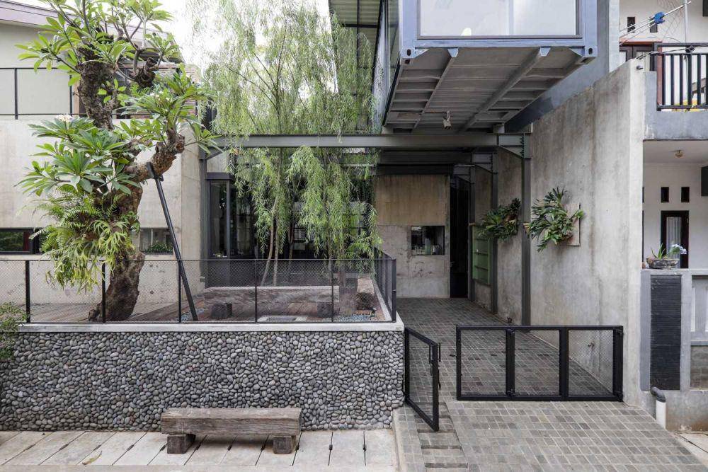 Jalan masuk mobil di AA Residence Cimanggis, karya Bitte Design Studio. (arsitag.com/Bitte Design Studio)