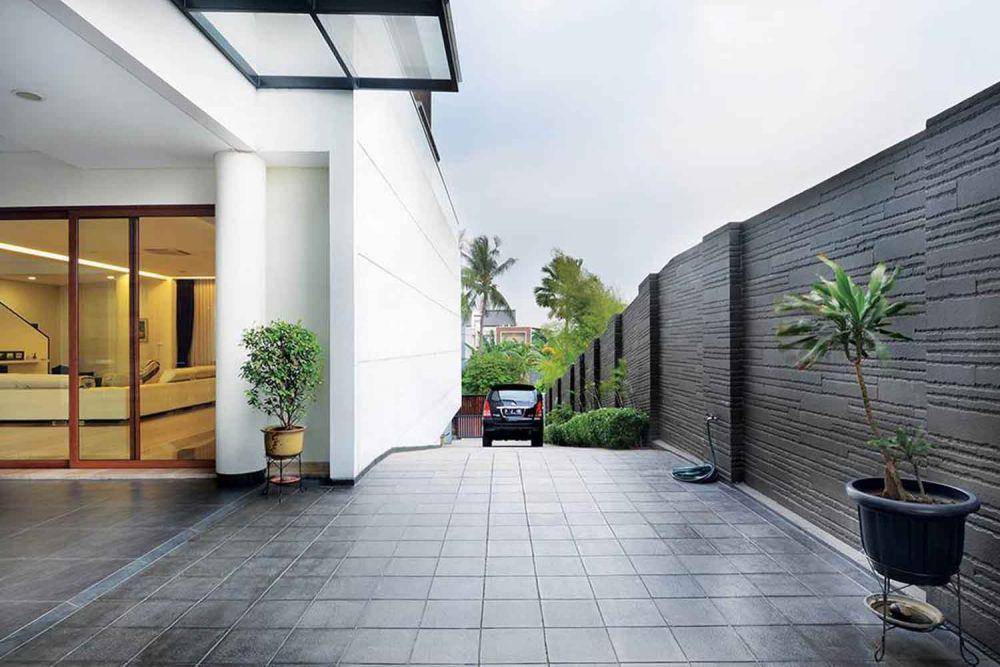 Jalan masuk mobil di samping rumah, karya Studio Denny Setiawan. (arsitag.com/Studio Denny Setiawan)