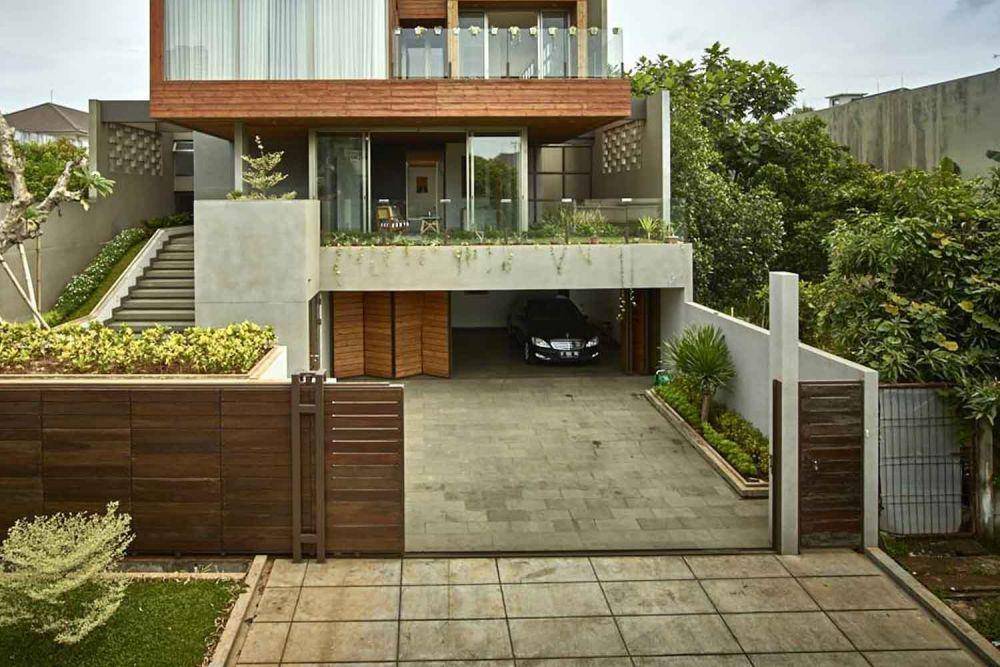 Teras mobil di Kembang Murni House Jakarta, karya RAW Architecture. (arsitag.com/RAW Architecture)