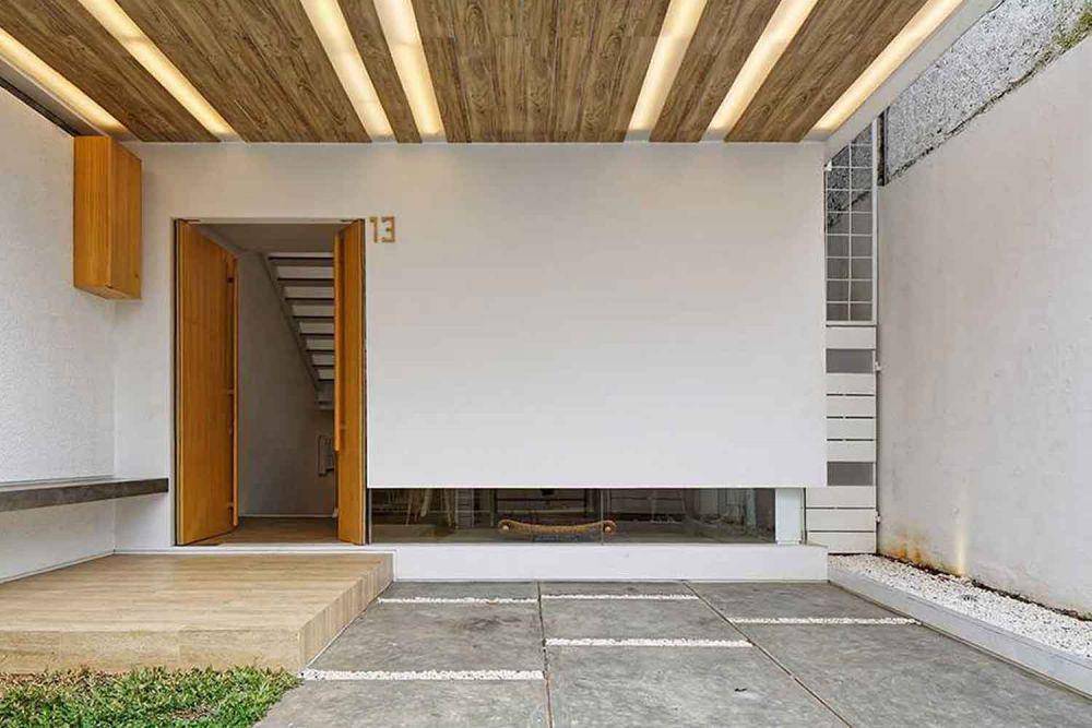 Jalan masuk mobil di Splow House Jakarta, karya Delution. (arsitag.com/Delution)