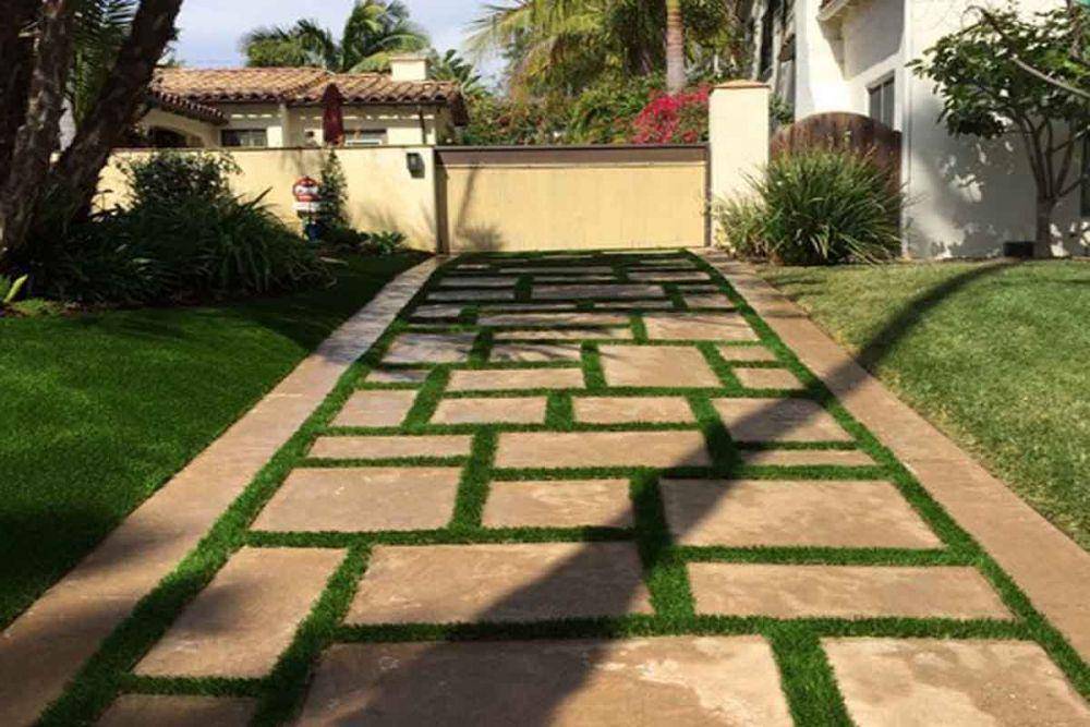 Paving pola acak untuk jalan masuk mobil. (houzz.com)
