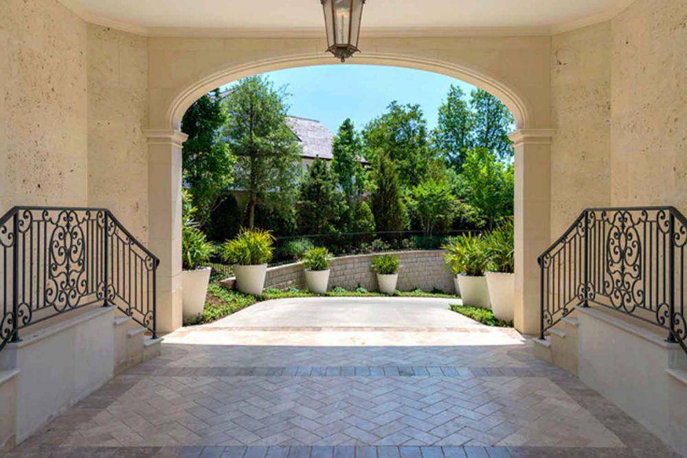 Jalan masuk mobil gaya mediterranean, karya Harold Leidner Landscape Architects. (houzz.com)