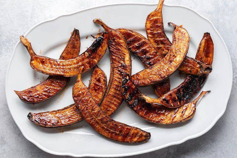 ilustrasi grilled brown sugar banana (thespruceeats.com/Julia Hartbeck)