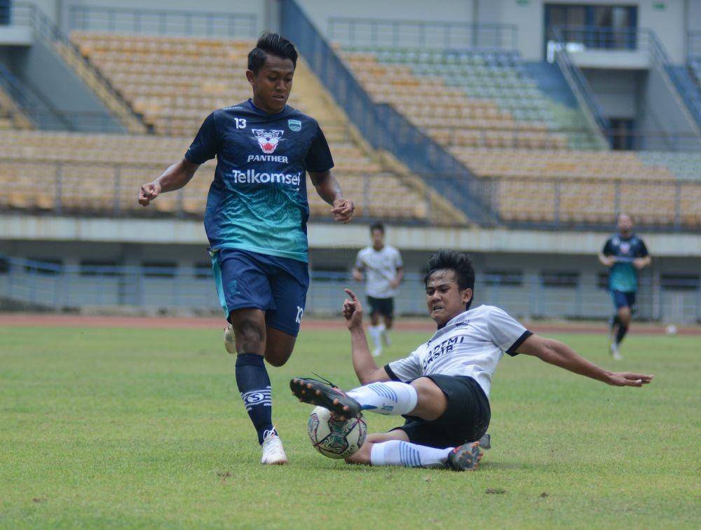 Dimas Juliano Pamungkas (kiri) Dokumen Persib.co.id