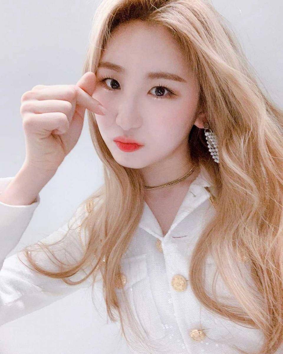 Lee Chae Yeon (instagram.com/official_izone)