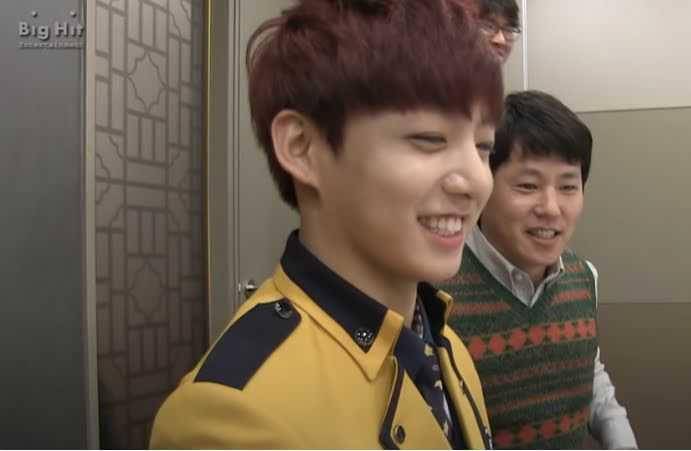 Jungkook dan ayahnya (youtube.com/BANGTANTV)