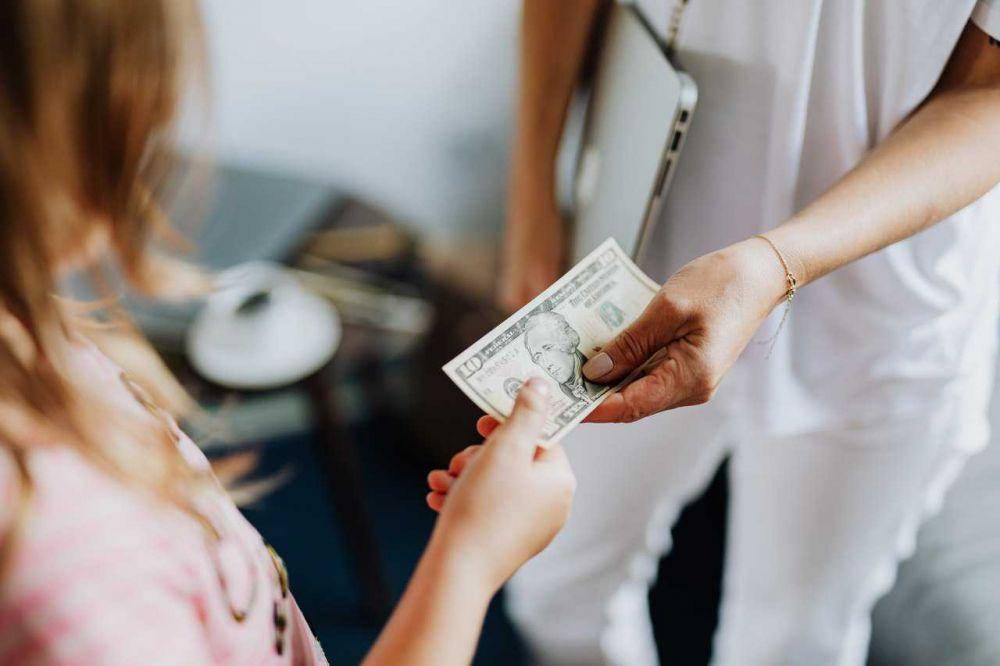 ilustrasi memberikan tip (pexels.com/Karolina Grabowska)
