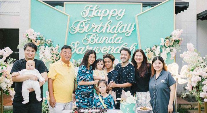 10 Momen Haru Sarwendah Rayakan Ultah ke-32 Tahun Bersama Keluarga