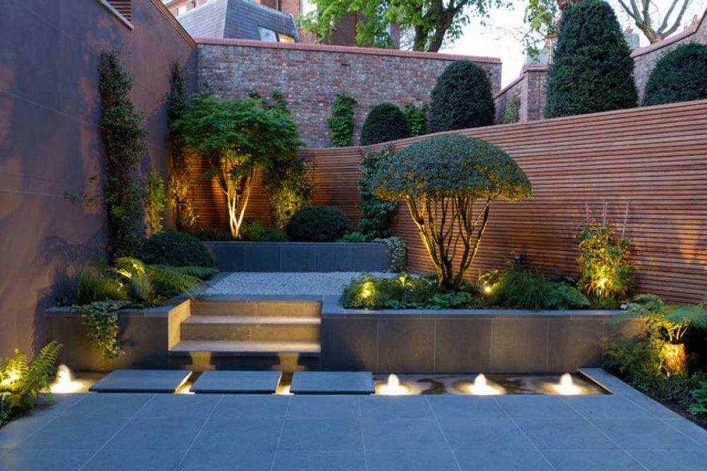Taman minimalis dengan level bertingkat. (houzz.com)