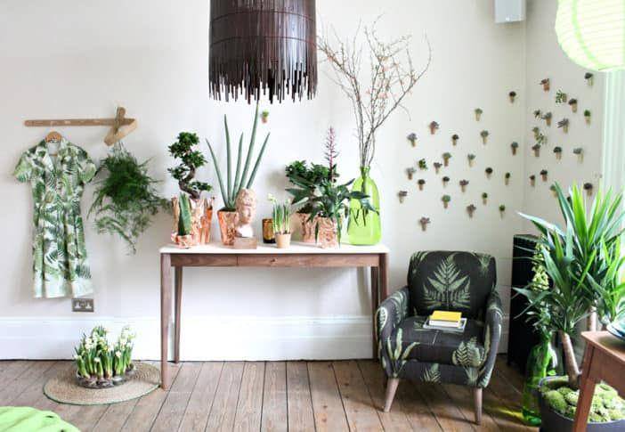 Menata pot tanaman mungil di atas meja. (designrulz.com)