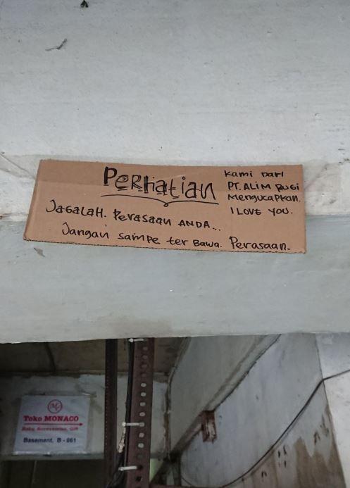 tulisan peringatan absurd (twitter.com/nocontextwarung)
