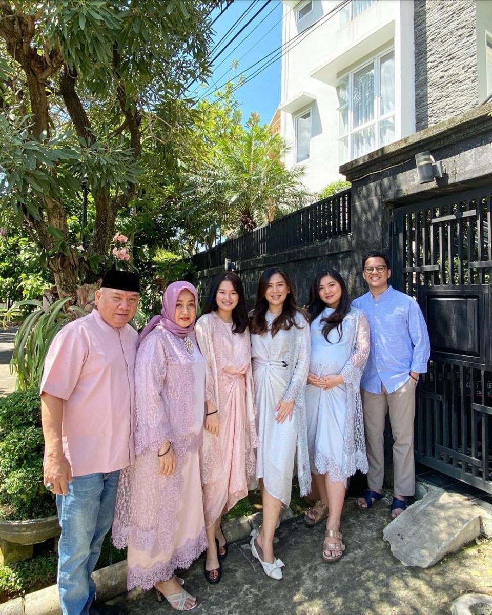 Tiara Pangestika dan keluarga besarnya (instagram.com/tiarapangestika)