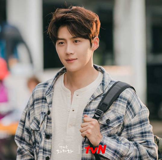 Kim Seon Ho dalam drama Hometown Cha-Cha-Cha (program.tving.com)