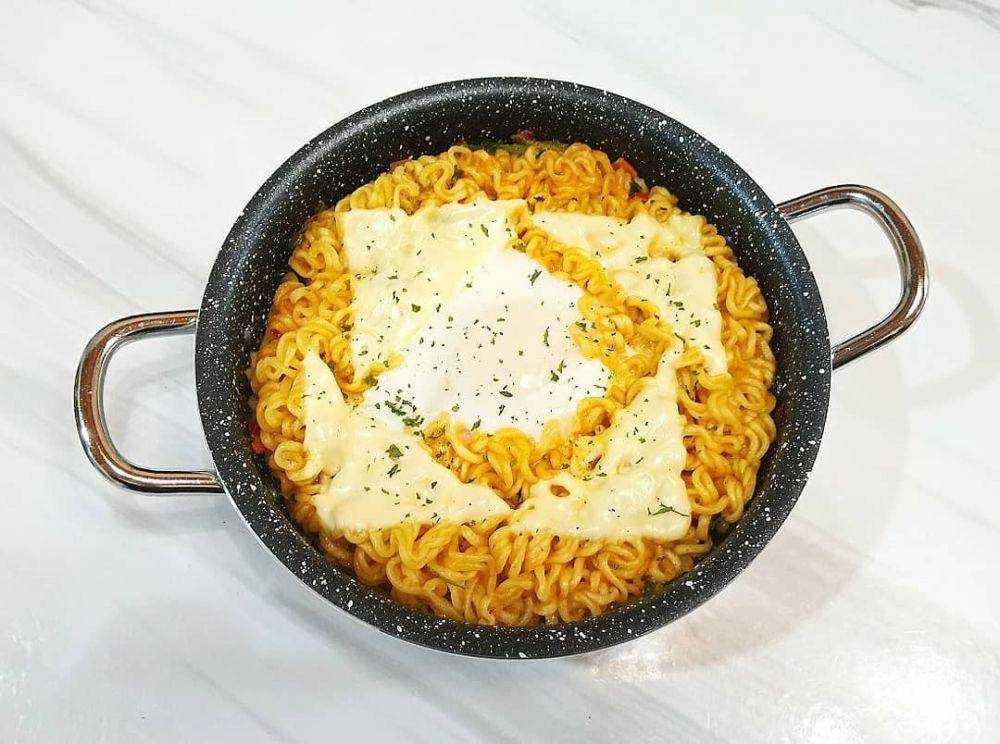 Ramyeon (instagram.com/dollandmeal)