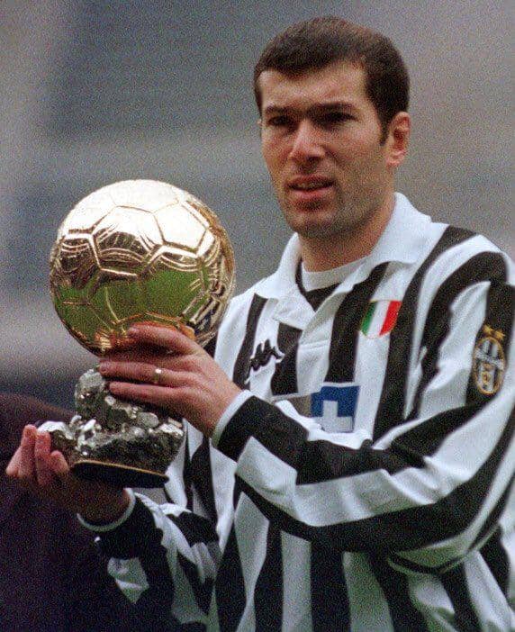 Zinedine Zidane saat masih jadi pemain Juventus (twitter.com/khaledalnouss1)