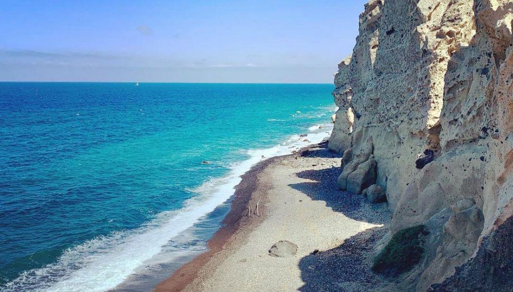 5 Pantai Terindah di Santorini yang Tak Boleh Dilewatkan Kala Berlibur