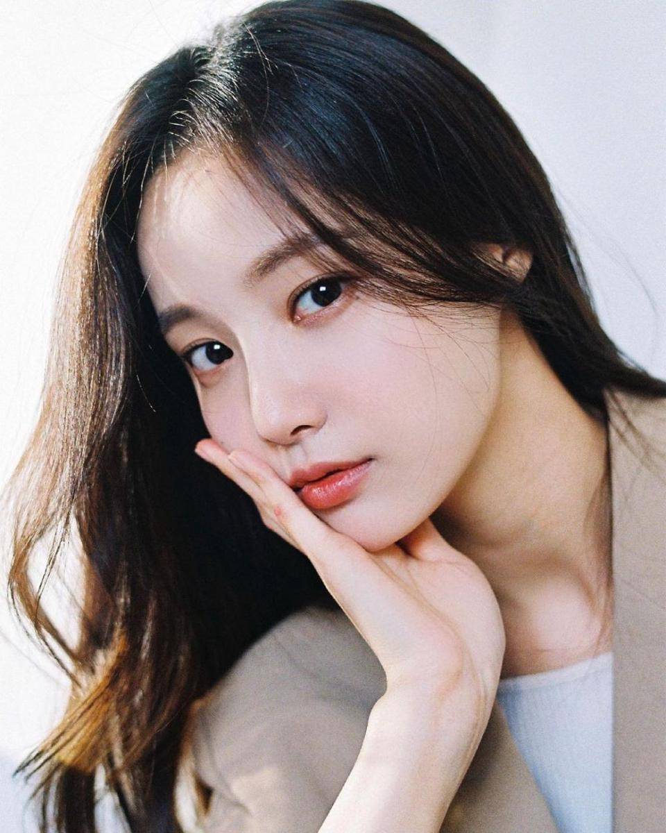 Yeonwoo (instagram.com/chloelxxlxx)