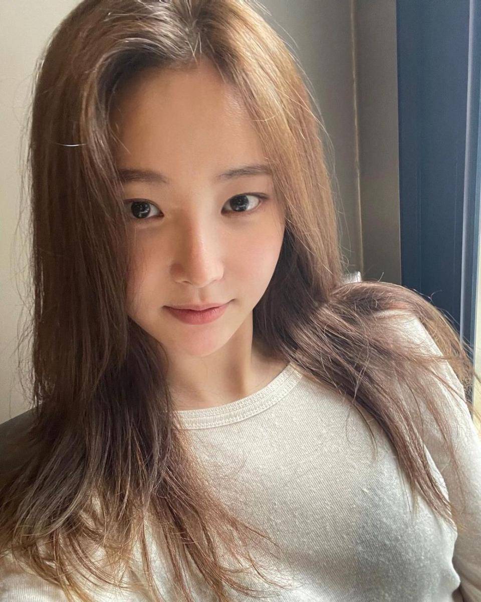 Yeonwoo (instagram.com/chloelxxlxx)