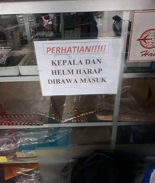 tulisan peringatan absurd (twitter.com/nocontextwarung)