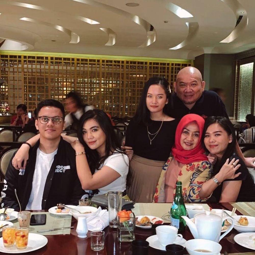 Tiara Pangestika dan keluarga besarnya (instagram.com/tiarapangestika)