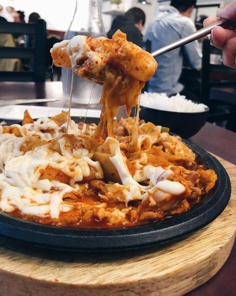 Dakgalbi (instagram.com/chuonthisblog)