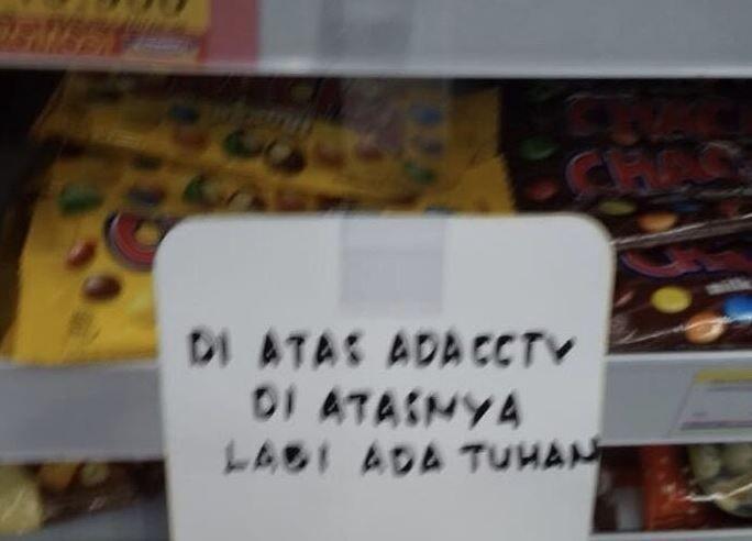 tulisan peringatan absurd (twitter.com/nocontextwarung)