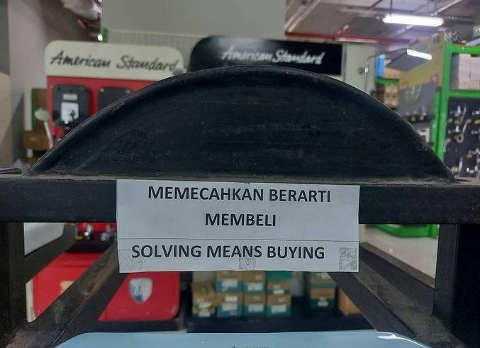 tulisan peringatan absurd (twitter.com/nocontextwarung)