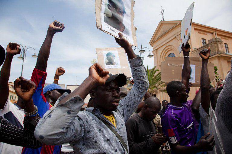 Imigran Afrika melakukan demo menolak eksploitasi imigran di Italia (infomigrants.net)