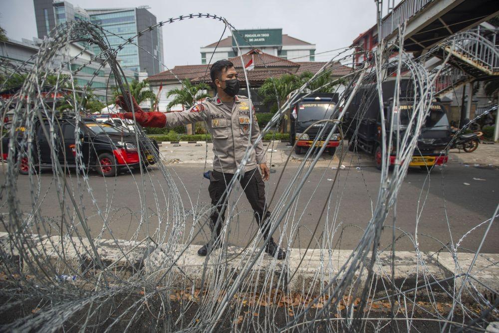 Demo Simpatisan Rizieq di PT DKI Ricuh, Polisi Tembakkan Gas Air Mata