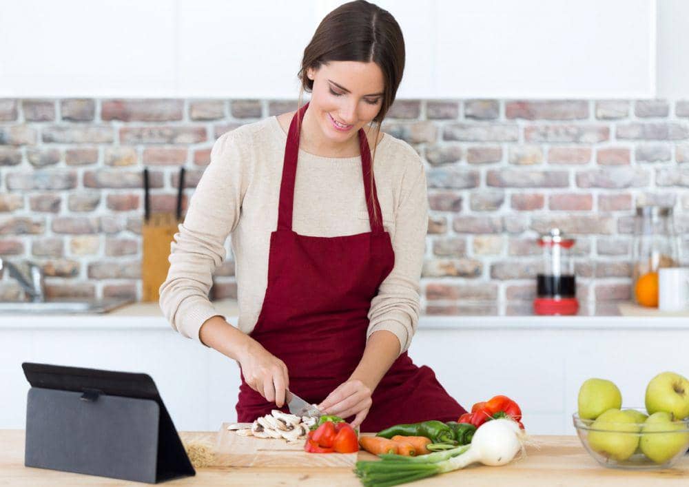 ilustrasi memasak bahan segar (freepik.com/nensuria)