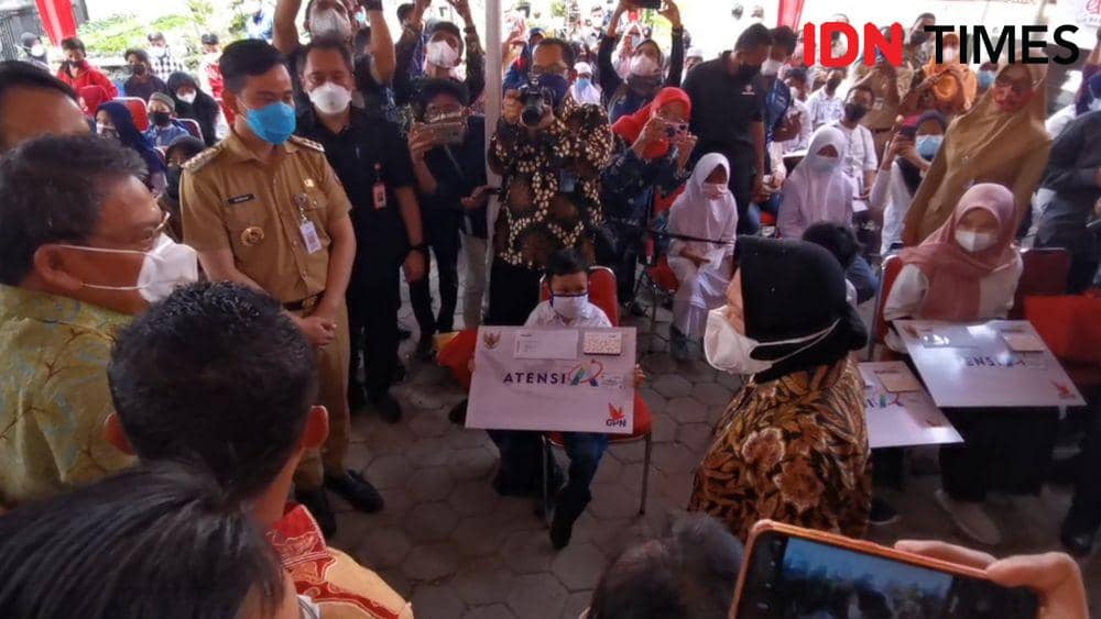 Mensos Tri Risma Harini berikan bantuan ke anak yatim piatu di Solo. IDNTimes/Larasati Rey