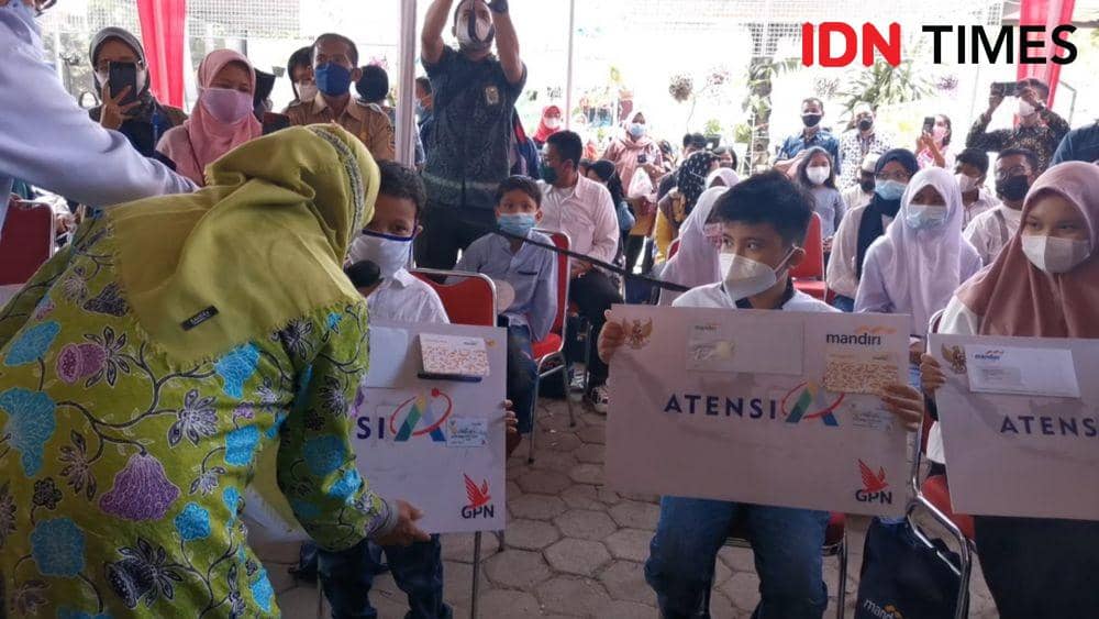 Bantuan ke anak yatim piatu dari Kemensos di Solo. IDNTimes/Larasati Rey
