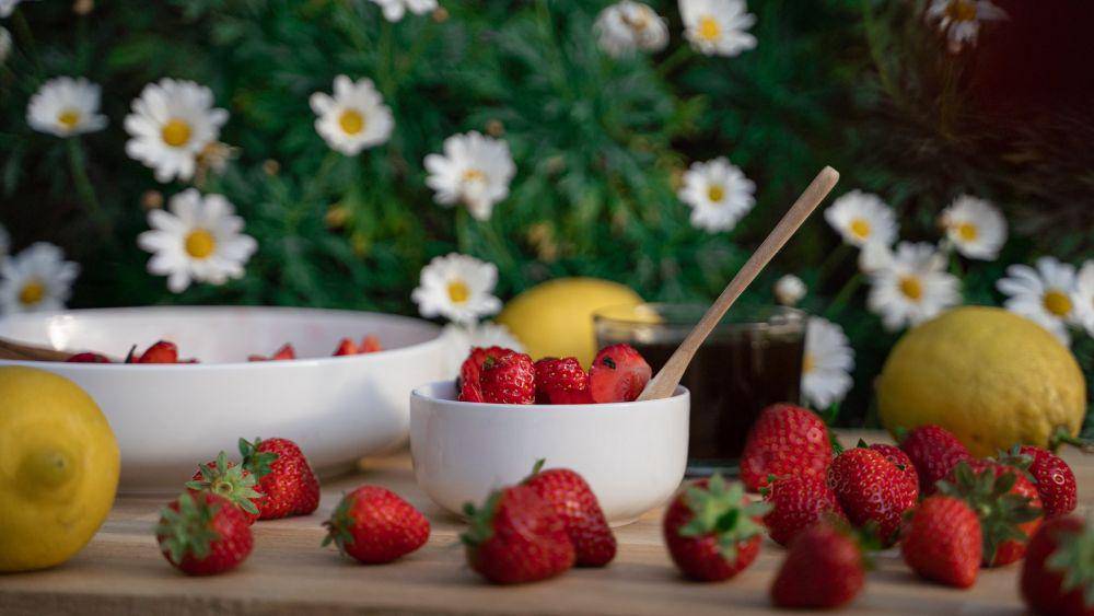 ilustrasi membuat selai strawberry (unsplash.com/daphne_befrenchie)
