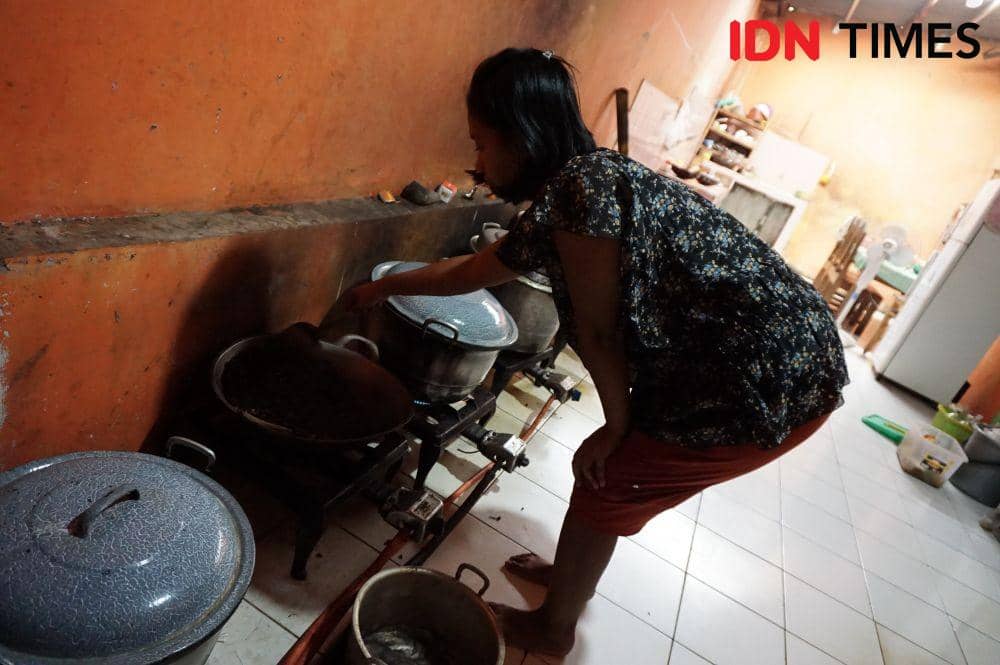 Warga Kampung Jamu Sumber Husodo di Desa Sumbersari Kelurahan Wonolopo Mijen, Semarang sedang meracik bahan jamu. (IDN Times/Anggun Puspitoningrum)