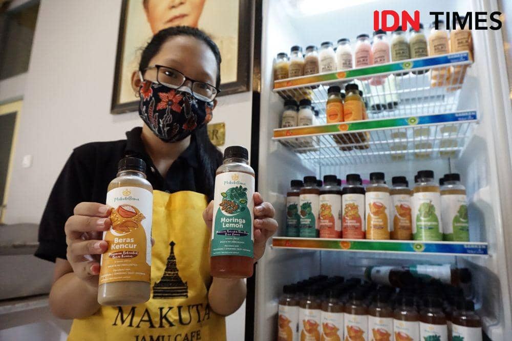 Minuman jamu ready to drink menjadi salah satu menu yang disajikan Makuta Jamu Cafe di Jalan Gang Pinggir No 38 Semarang. (IDN Times/Anggun Puspitoningrum)