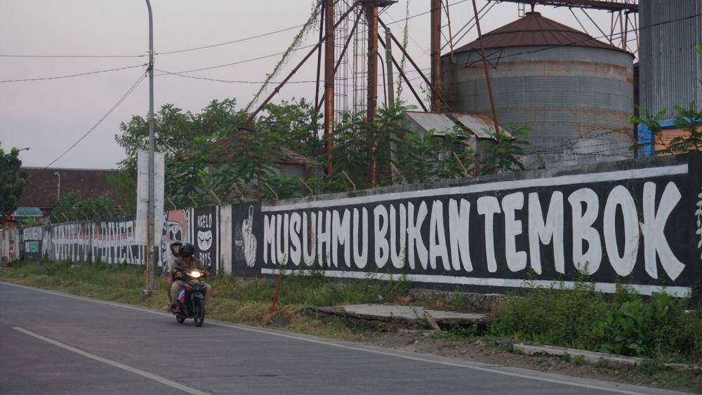 Mural kritikan sosial di Mojokerto.IDN Times /Moch Fad