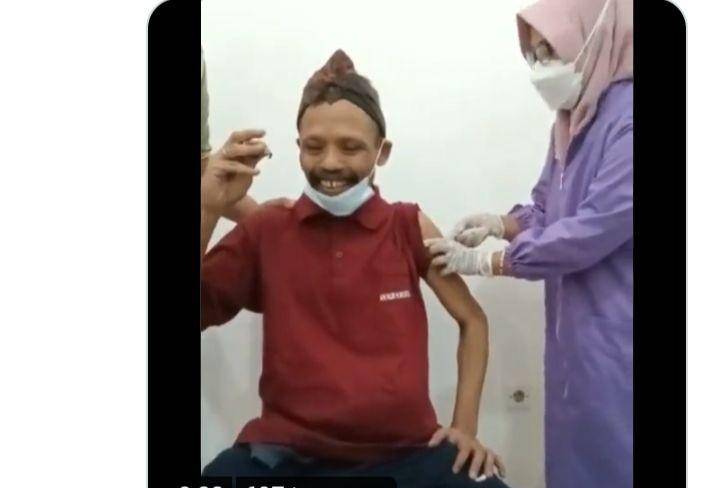 Ekspresi Sumanto saat divaksinasi/ twitter @Pandawa5321