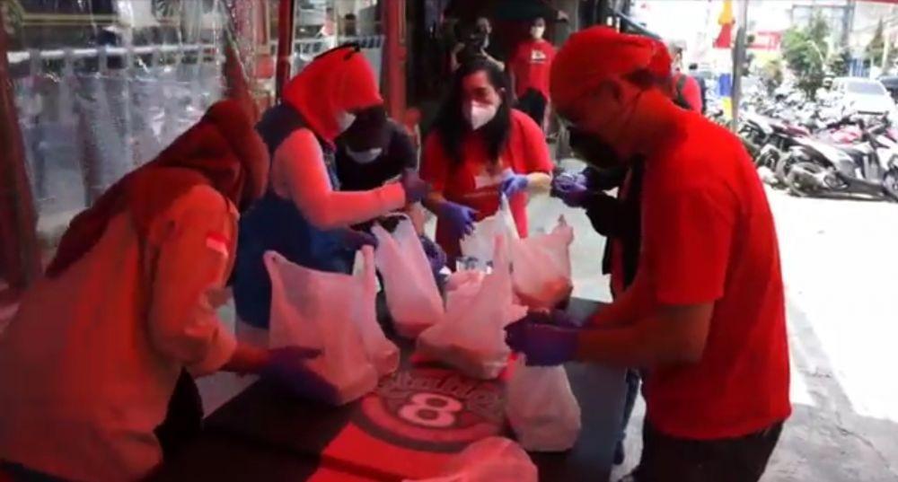 Restoran Bandung Bagikan Makanan Gratis buat Warga Terdampak COVID-19