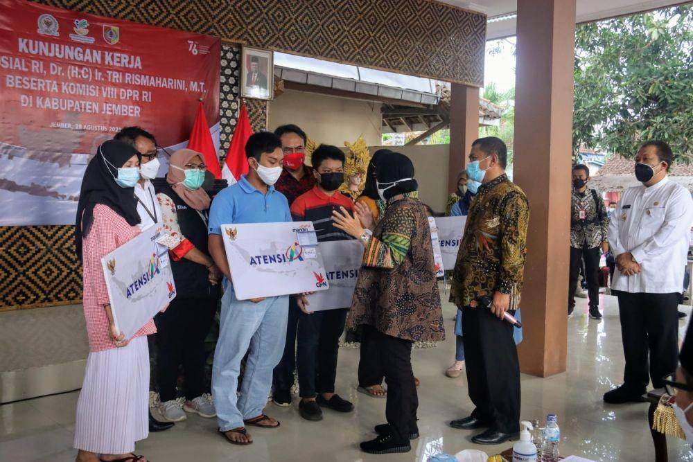 Mensos Tri Rismaharini salurkan bantuan Atensi/dok Kemensos