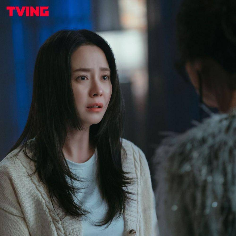 Song Ji Hyo di The Witch's Diner (instagram.com/tving.official)