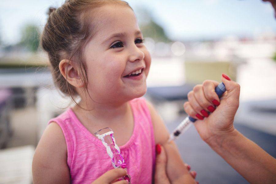 ilustrasi anak dengan diabetes sedang suntik insulin (images.ctfassets.net)