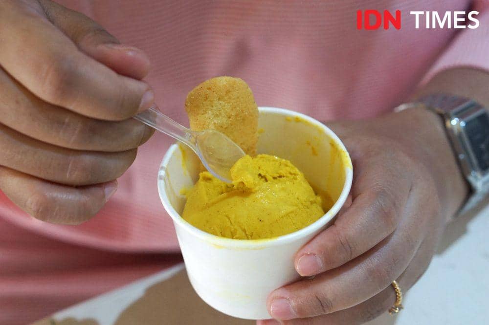 Es krim kunir asem merupakan salah satu menu yang disajikan Makuta Jamu Cafe di Jalan Gang Pinggir No 38 Semarang. (IDN Times/Anggun Puspitoningrum)