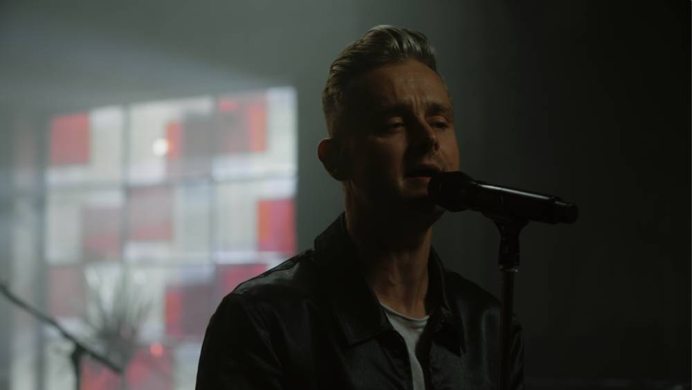 Nonton episode Keane paling enak sambil rebahan (Dok. Mola)