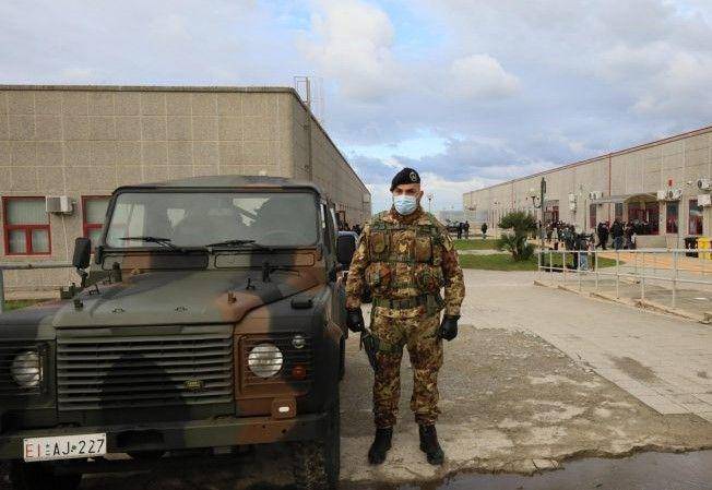 Tentara Italia berjaga menjelang trial para anggota sindikat 'Ndrangheta di Lamezia Terme, Calabria (euractiv.com)